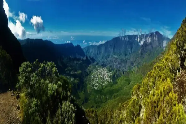 Cilaos 2, vue sur montagnes et nature, reunionconnect.fr