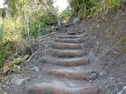 Randonnée sur le sentier de la Chapelle à Cilaos, entre falaises volcaniques et rivière de montagne.