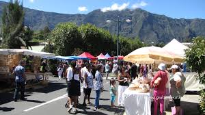 Étals colorés du marché de Cilaos avec fruits, légumes et produits du terroir de la Réunion.