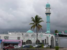 Les premières mosquées de la réunion témoignent d’une histoire discrète mais essentielle. Elles apparaissent au XIXe siècle avec l’arrivée de travailleurs engagés musulmans, venus d’Inde et des Comores, en quête de repères spirituels et de solidarité communautaire durable.