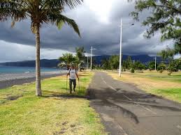 Randonnée facile sous les arbres de l’étang-salé, invitant à la détente, à la contemplation et à la découverte des paysages réunionnais.