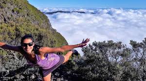 Marcher vers son sommet est souvent vécu comme une quête intérieure, un moment de dépassement et de recentrage.