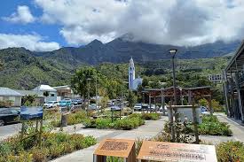 Vue en hauteur du village thermal de Cilaos entouré de montagnes abruptes, illustrant l’implantation humaine au cœur du cirque volcanique de la réunion.