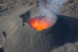 Le piton de la fournaise fascine autant qu’il impressionne. Pour beaucoup de réunionnais, il représente une puissance vivante, parfois associée à des divinités, notamment dans la culture tamoule.