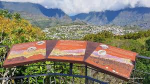 Vue dégagée sur les sommets entourant Cilaos, révélant la diversité des reliefs de la montagne réunionnaise.