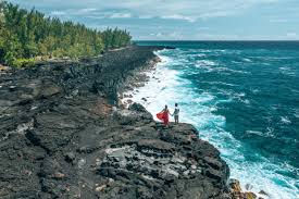 Ces reliefs racontent l’histoire des peuples, des croyances et des résistances qui ont façonné l’île.