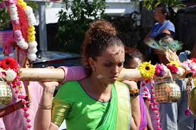 Procession hindoue à La Réunion montrant la ferveur religieuse, la transmission culturelle et l’unité de la communauté malbar.
