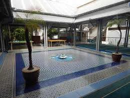 L’architecture des mosquées de la réunion reflète un dialogue subtil entre traditions islamiques et influences locales.