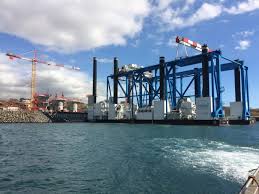 La construction de la Nouvelle route du Littoral a mobilisé des moyens techniques rarement observés dans la région.