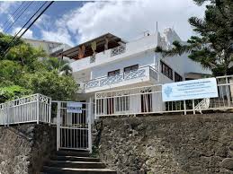 Temple protestant réunionnais illustrant la sobriété, la lecture biblique et la diversité des courants protestants présents à La Réunion dans un contexte de coexistence religieuse.