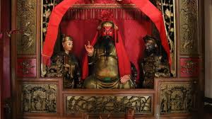 Symboles bouddhistes chinois comme le lotus et la roue du Dharma, exprimant l’enseignement spirituel et la voie de l’harmonie intérieure.