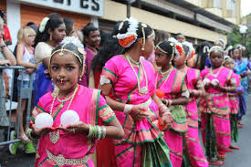 Cérémonie hindoue réunionnaise mêlant rites ancestraux, culture créole et spiritualité vivante de l’île.