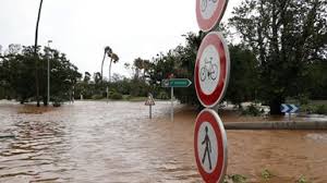 Les périodes de pluie diluvienne provoquent des crues et des glissements de terrain, rendant l’accès difficile voire impossible.