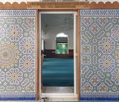 Les couleurs claires, les motifs géométriques et les cours ouvertes rappellent l’héritage islamique tout en s’accordant au cadre créole environnant.