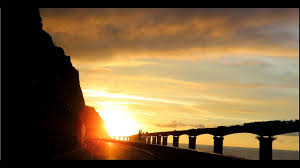Une portion de route suspendue entre mer et ciel.