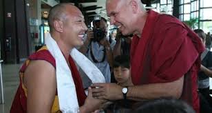 Moines bouddhistes chinois méditant ensemble, incarnant la discipline, la sagesse et la recherche de l’éveil spirituel.