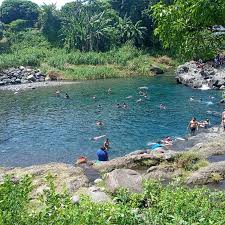 Le Bassin Bleu Saint-Benoît séduit par son eau claire et son ambiance conviviale, une étape nature incontournable sur l’île de la réunion reunionconnect.fr
