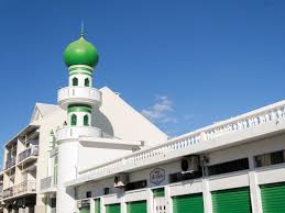 Entre architecture sobre et héritages multiples, ces édifices racontent l’île autrement. Même sans tout lire, retenir cette harmonie suffit à comprendre pourquoi la réunion fascine autant les voyageurs curieux.