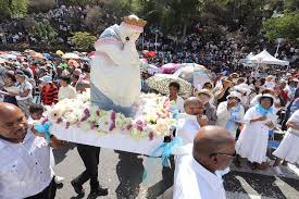 Pratiques et traditions chrétiennes réunionnaises mêlant culture créole, spiritualité et héritage religieux transmis de génération en génération.