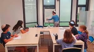 Le judaïsme réunionnais incarne une mémoire vivante, transmise avec constance et humilité.