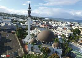 Explorer les mosquées de la réunion, c’est parcourir une histoire de foi, d’adaptation et de vivre-ensemble.