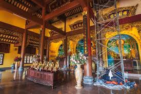 Autel bouddhiste domestique chinois avec offrandes symbolisant la piété, la transmission familiale et la pratique quotidienne du bouddhisme.