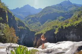 La Route des Tamarins, qui relie plusieurs plusieurs zones touristiques peut être coupée pendant des heures, voire des jours.