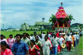 Dipavali à La Réunion, fête hindoue de la lumière, célébrant la victoire du bien, la culture indienne et le vivre-ensemble réunionnais.