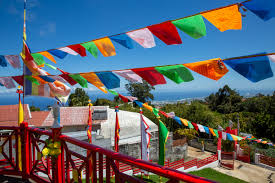 Pratique moderne de méditation bouddhiste chinoise favorisant équilibre, sérénité et bien-être intérieur.