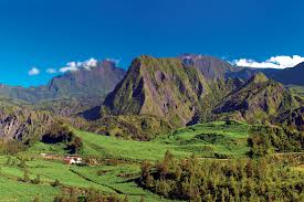 Célébration de Pessah à La Réunion illustrant l’adaptation des traditions juives dans un contexte culturel créole et insulaire.