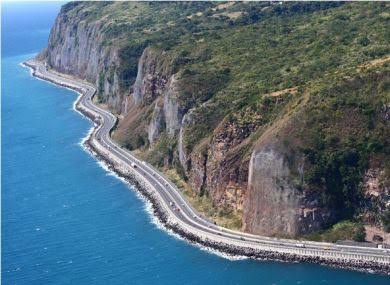 Falaises volcaniques au bord de l’océan Indien.